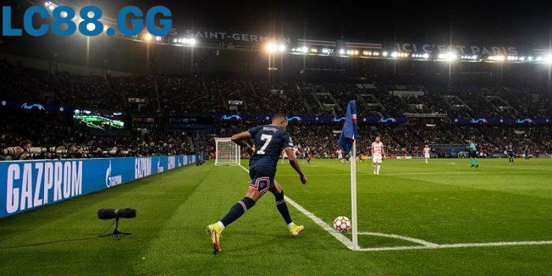 Các đội bóng chơi tấn công biên thường tạo ra nhiều phạt góc.